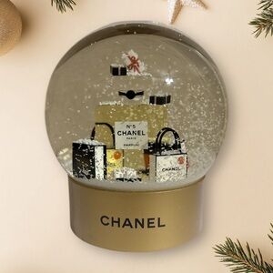 CHANEL Christmas Snow Globe
Dome 2021 No.5 100th
Anniversary Limited Edition